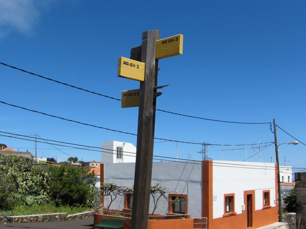 zerstörter Wegweiser