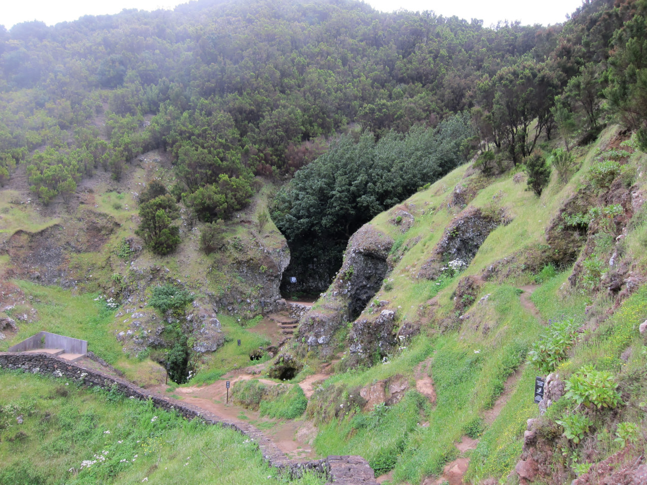 Einbuchtung in der Felswand