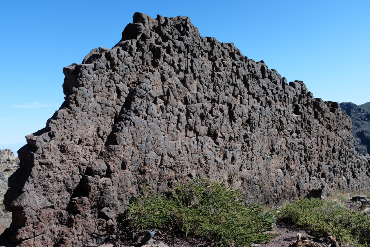 Basaltmauer von vorn