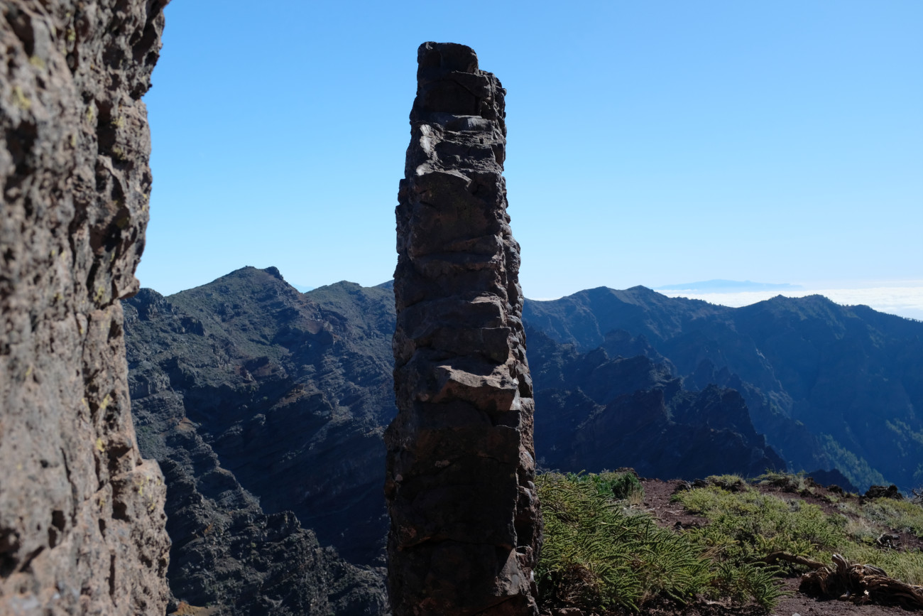 Basaltmauer von der Seite