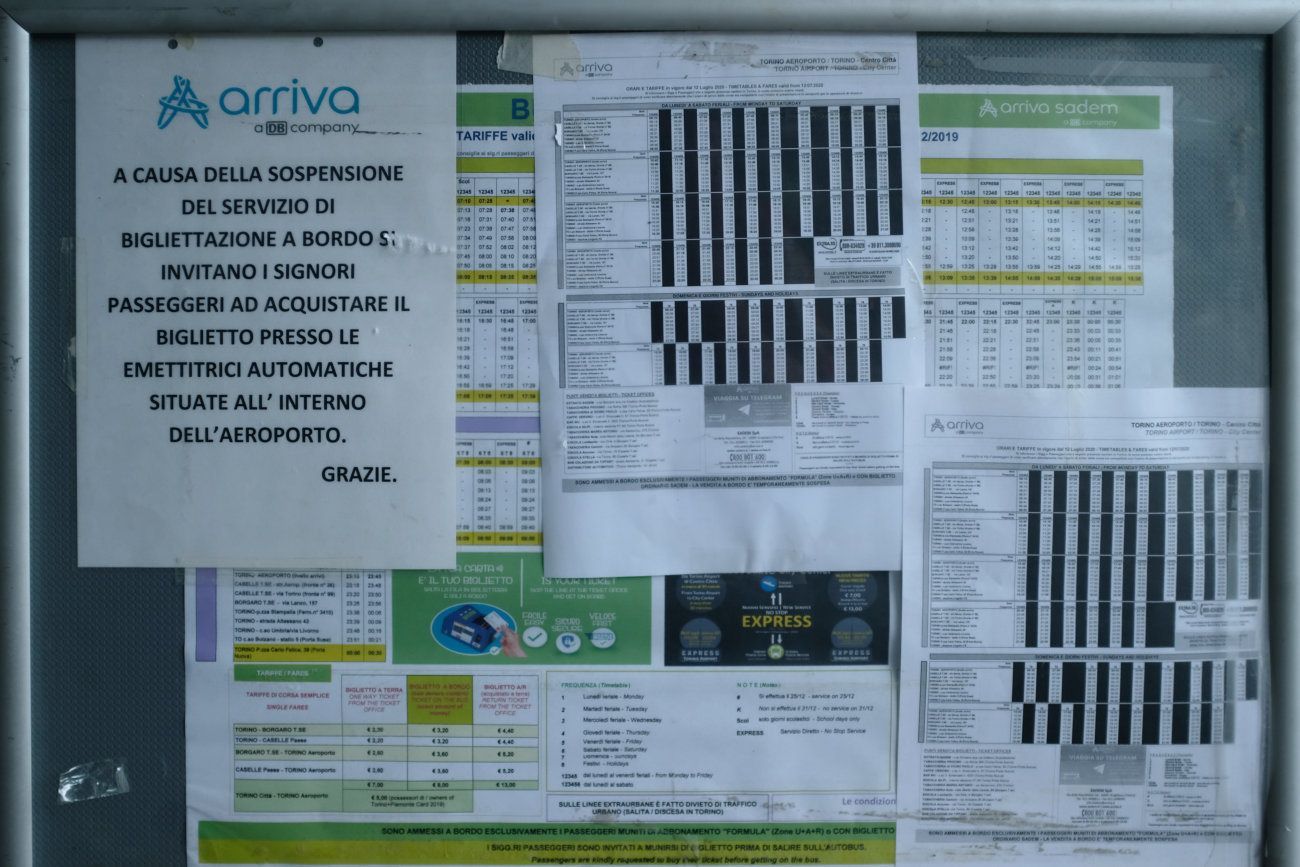 Abfahrtstafel am Flughafen