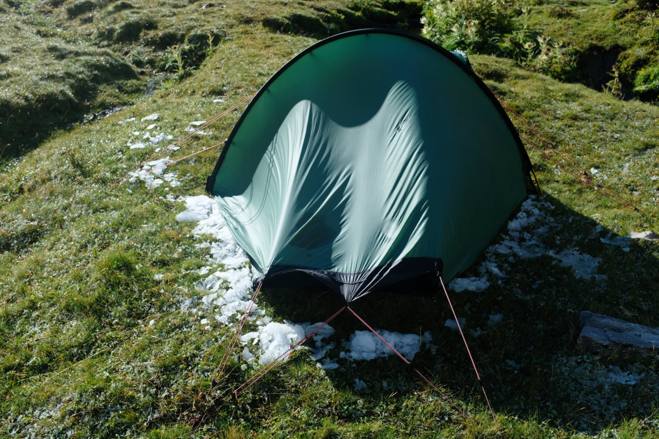 Zelt mit Schnee und Eis