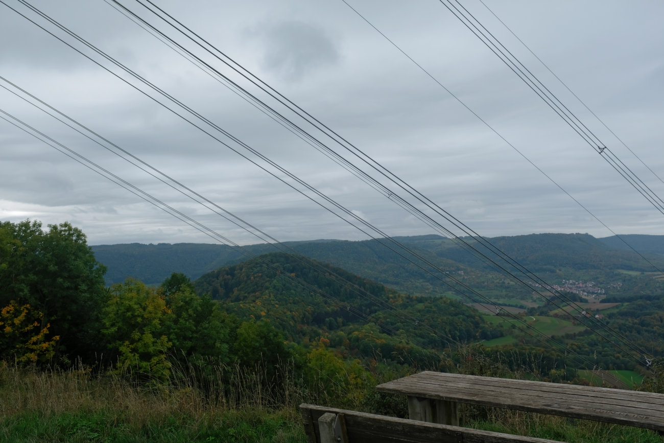 Bank unter Stromtrasse