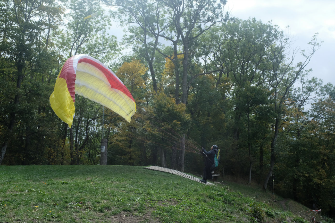 Gleitschirmfliegerin