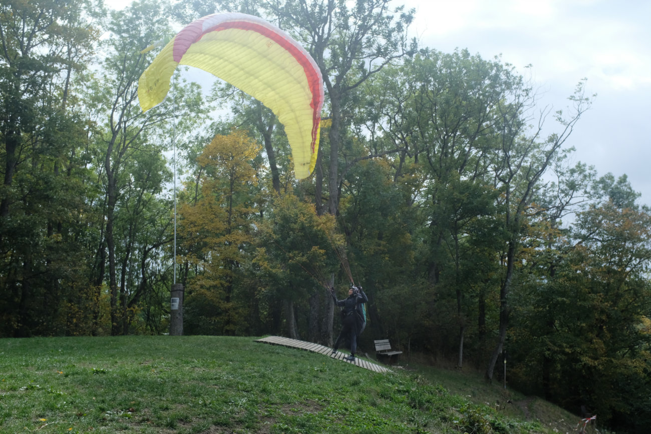 Gleitschirmfliegerin