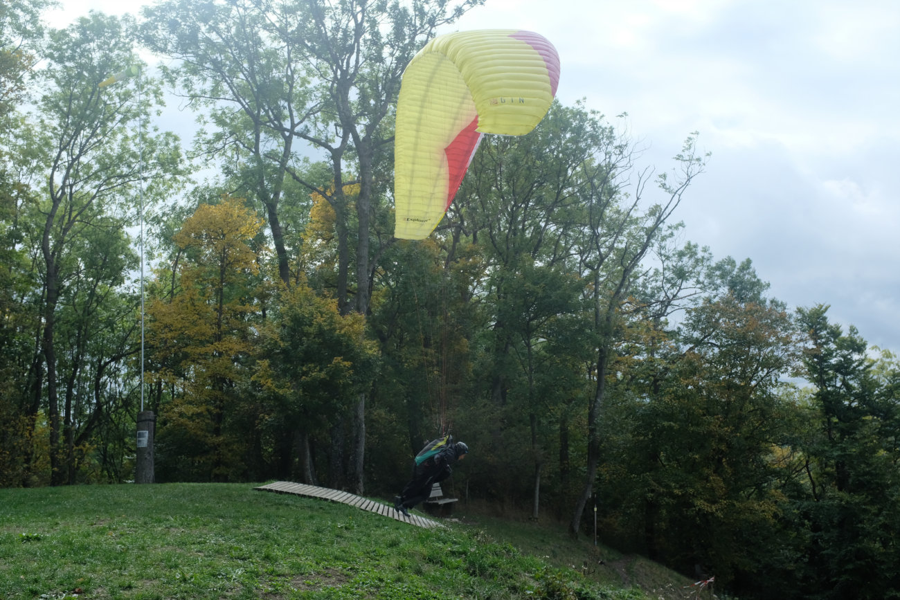 Gleitschirmfliegerin