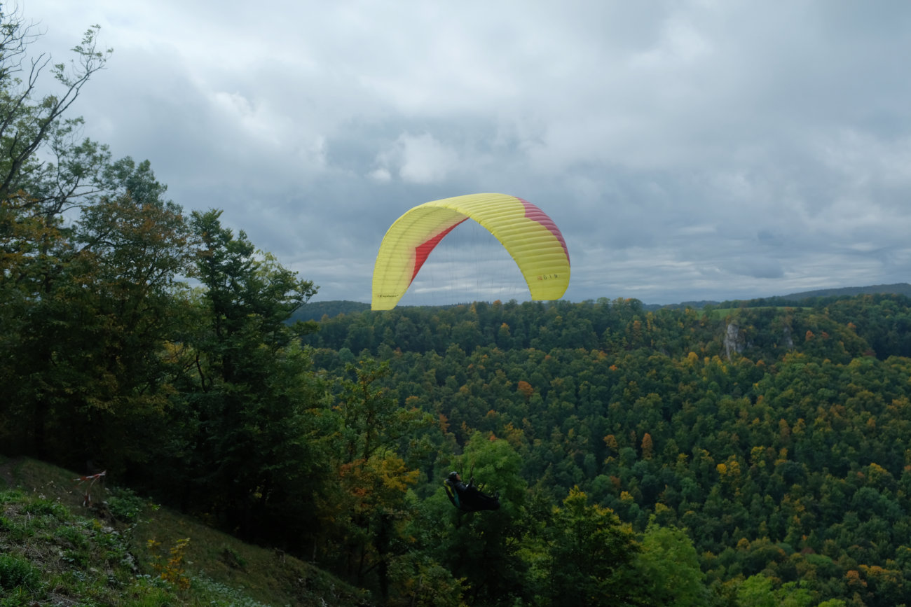 Gleitschirmfliegerin