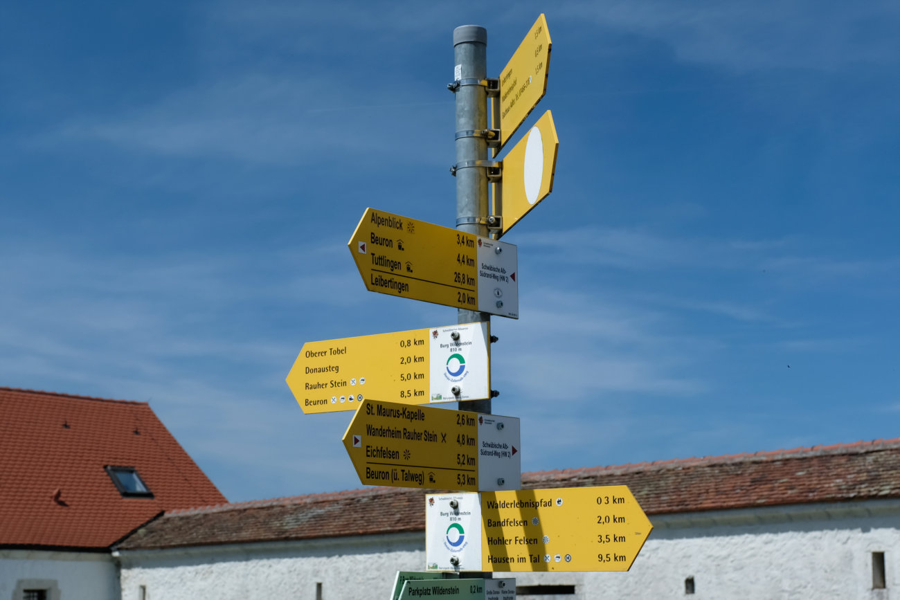Wegweiser Wildenstein zeigt in falsche Richtung