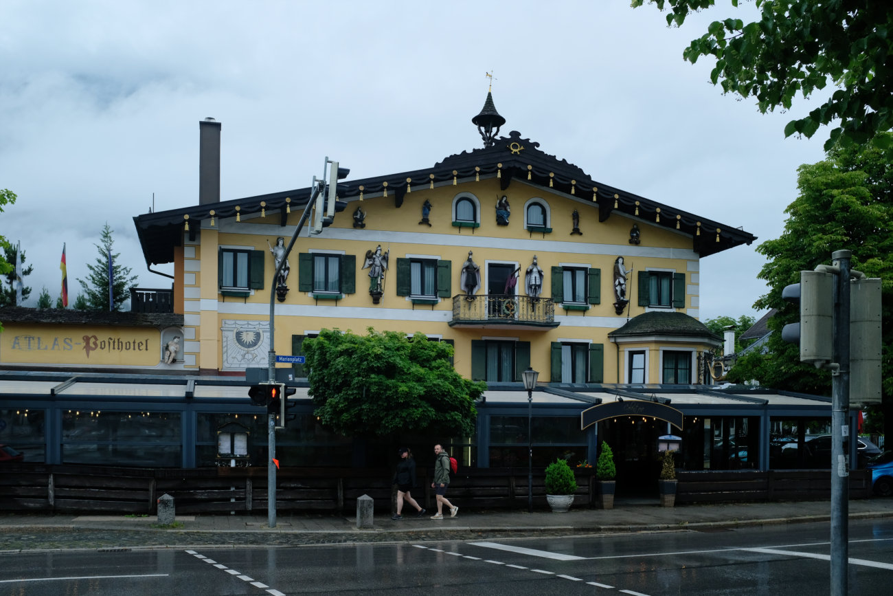 Das Atlas-Posthotel in Garmisch am Morgen
