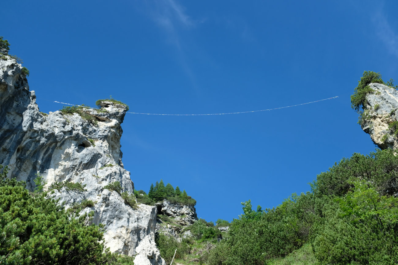 Seil zwischen Felsen