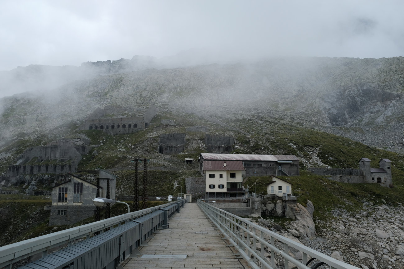 Staumauer des Lago Pantano
