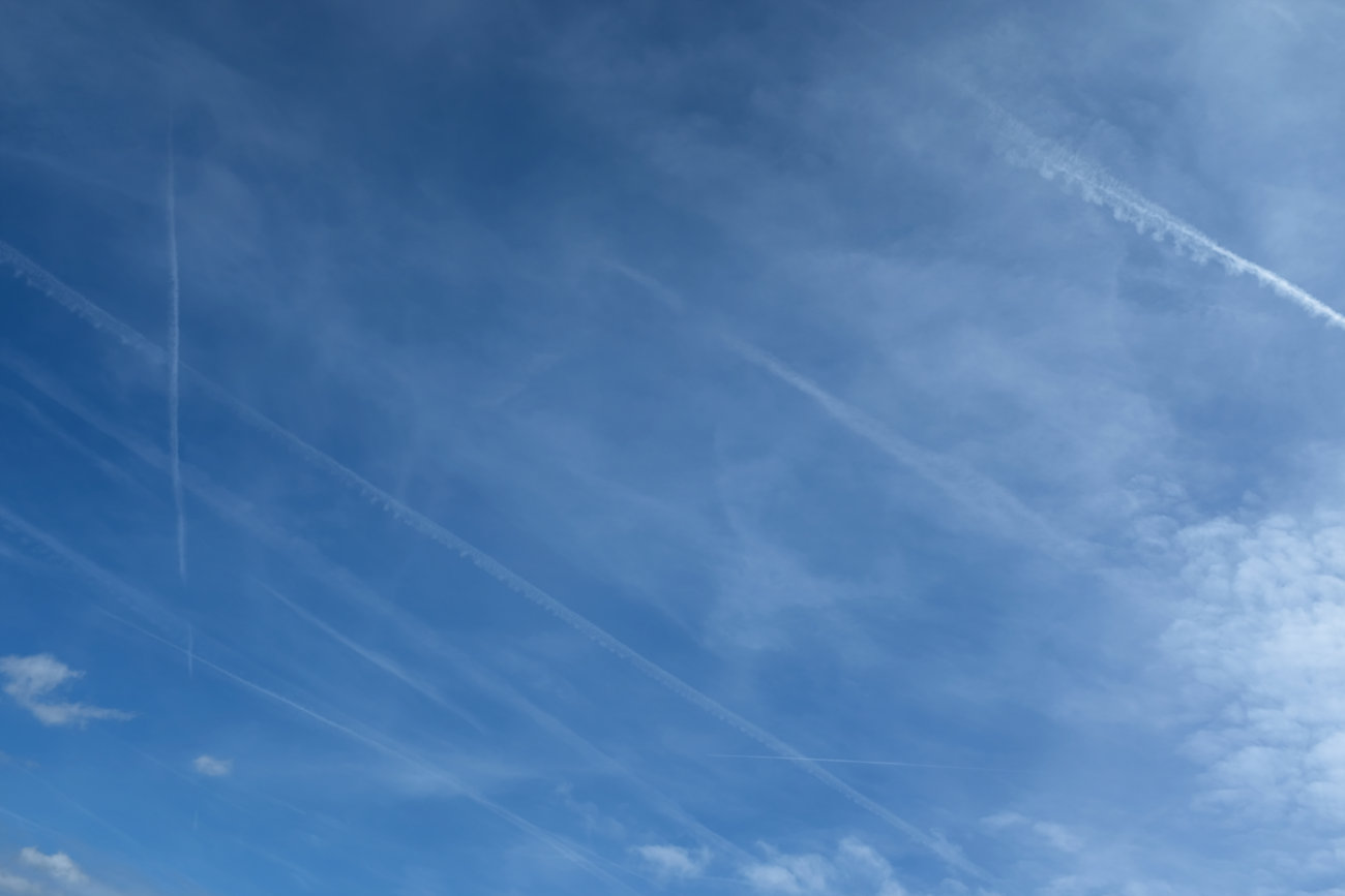 Himmel mit Flugzeugspuren