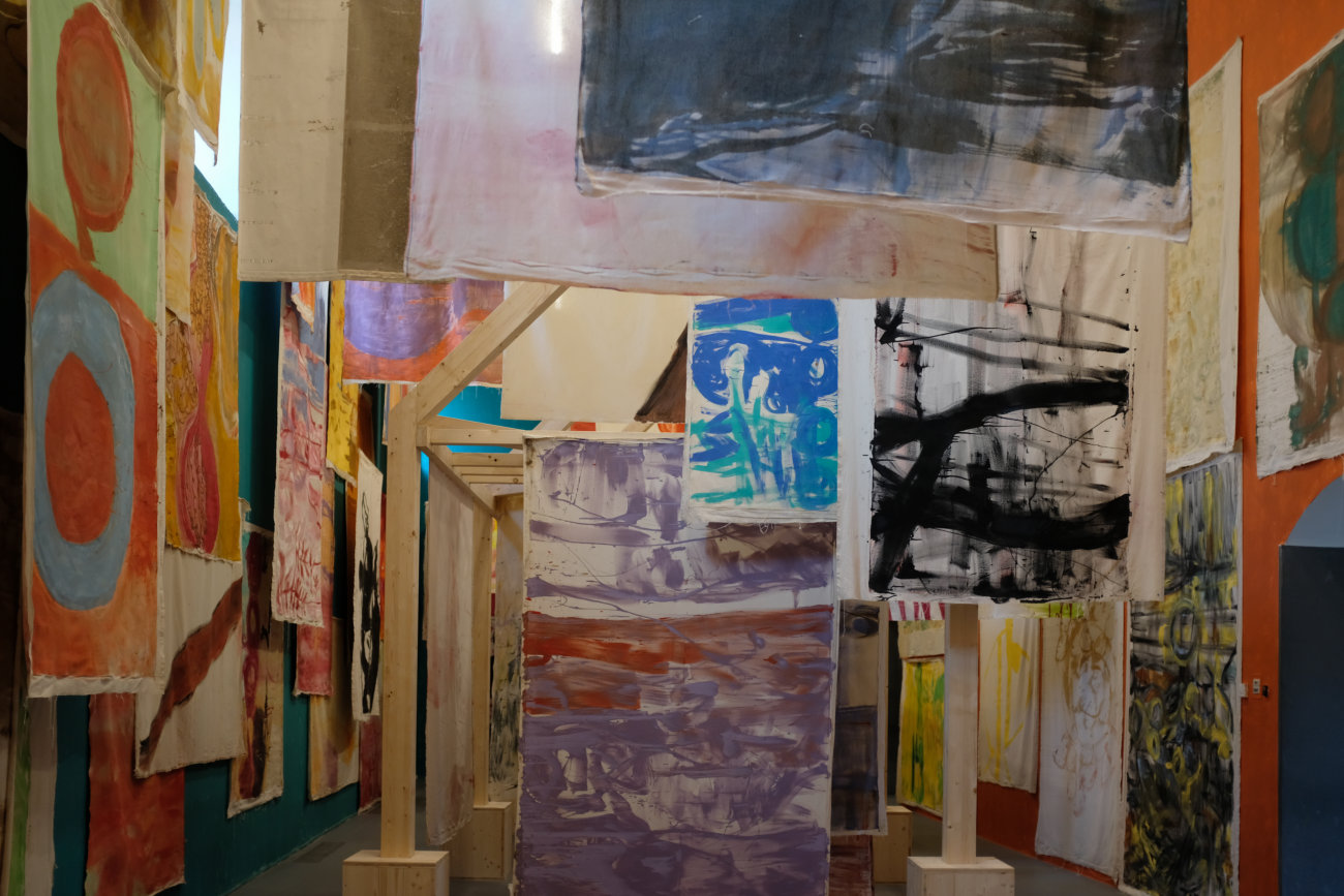 VIVIAN SUTeR Leinwände