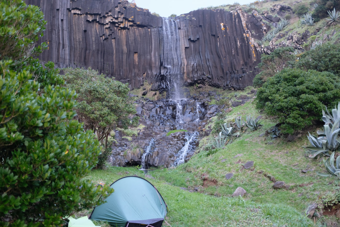 Zelt am Wasserfall
