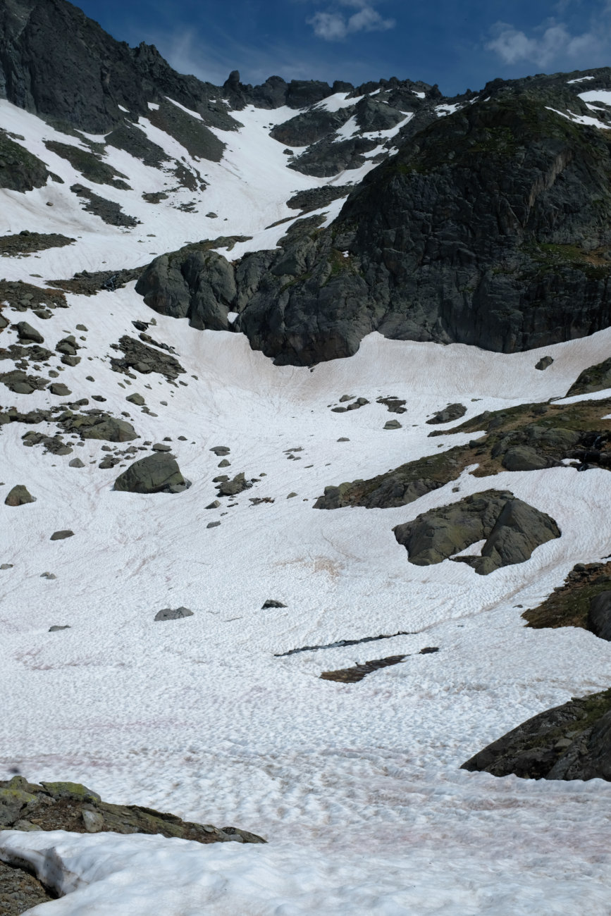 Schneefeld vor der Neuen Reutlinger Hütte