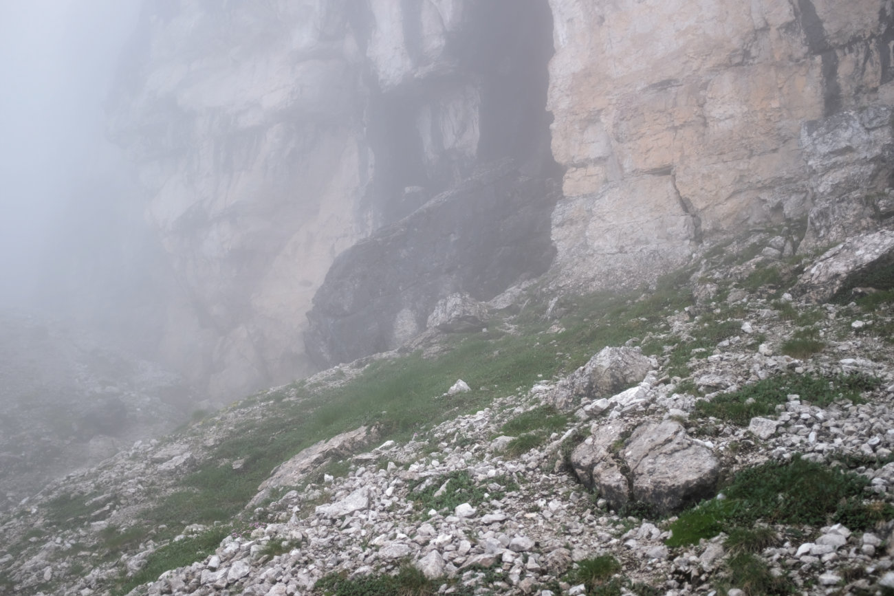 Felswand im Nebel