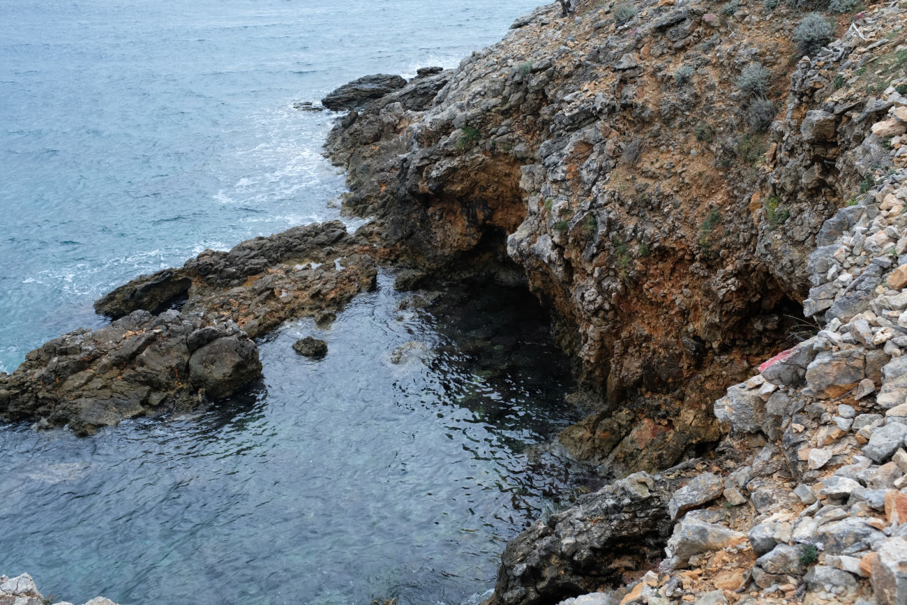 Markierung an abgebrochener Küste