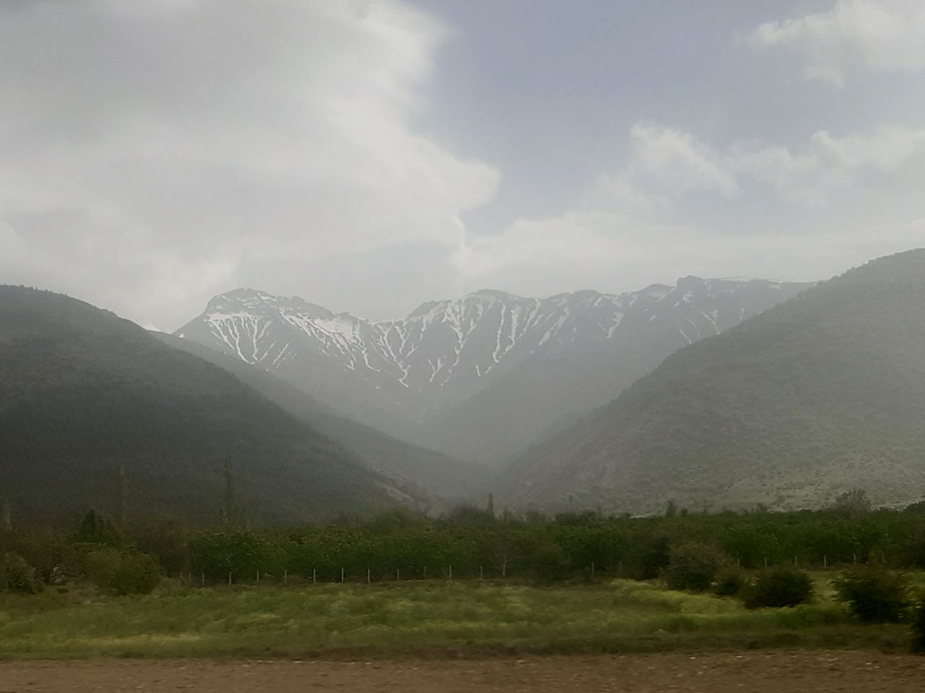 Schneebedeckte Gipfel des Sultan-Gebirges