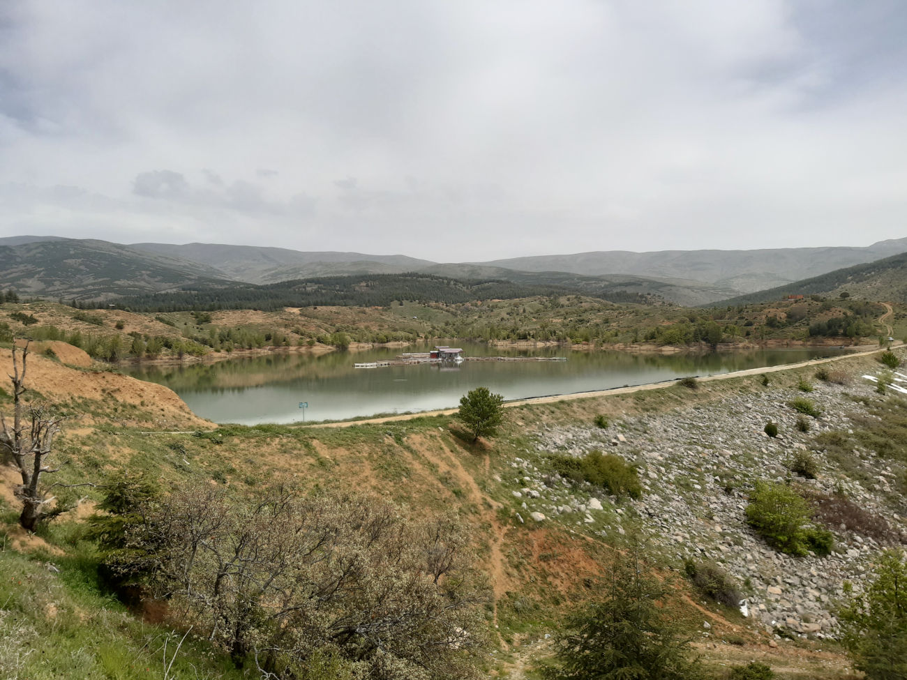 Stausee mit Fischzuchtanlage