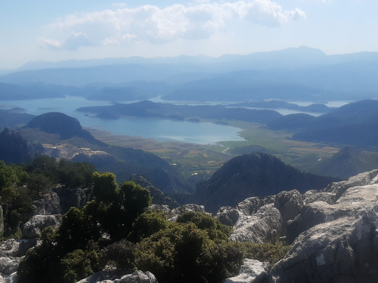 Blick auf den Karacaören-Stausee