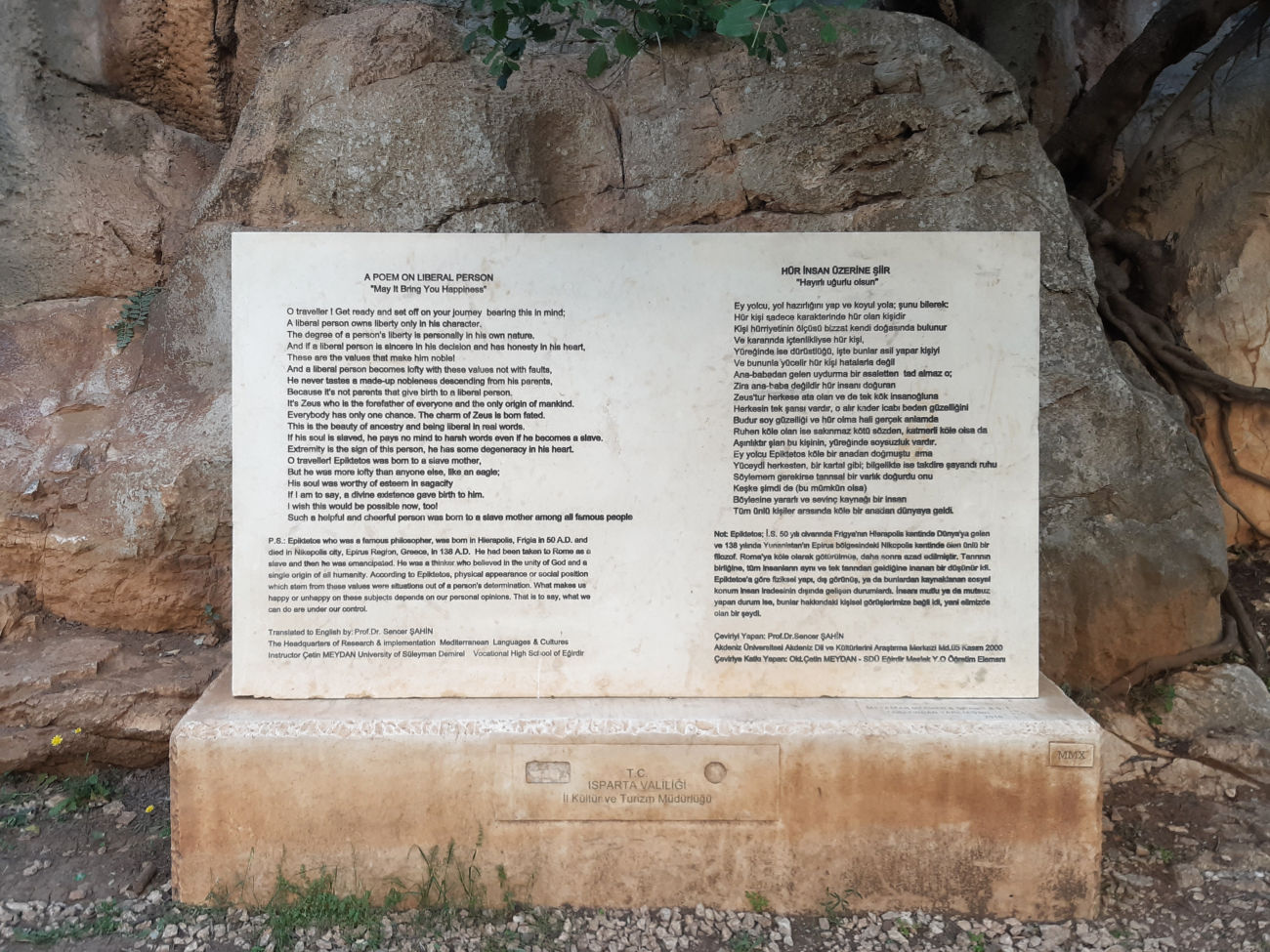 Text auf griechischem Altar