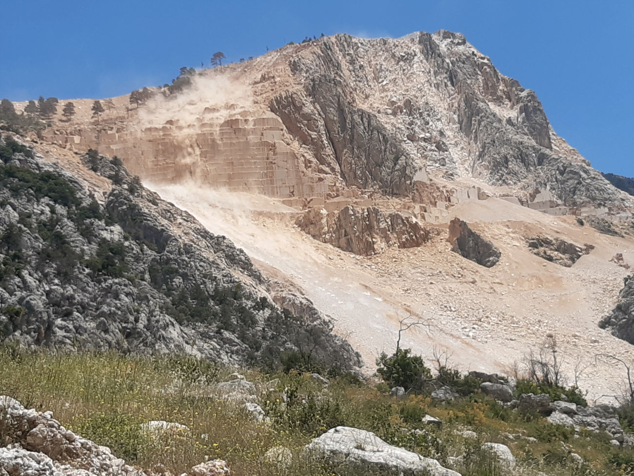 Steinbruch mit Lawine